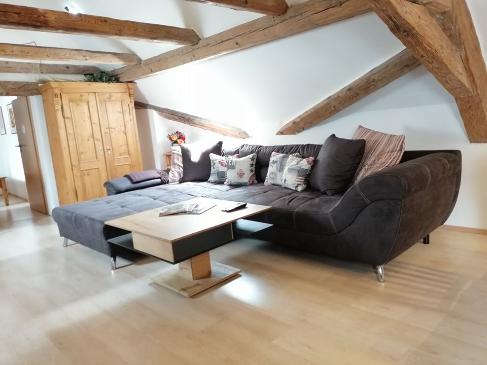 S8_couch_neu_Tisch_gut.jpg